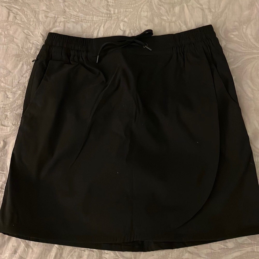 Eddie Bauer Ladies x-small black skorts.  Never worn.